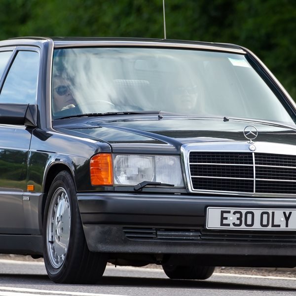 Πώς είναι να οδηγείς μία κλασική Mercedes-Benz 190E εν έτει 2023 και ενώ ανήκεις στη Gen Z;