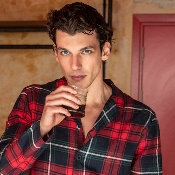 Οι κόκκινες καρό πιτζάμες του Βασίλη Μίχα