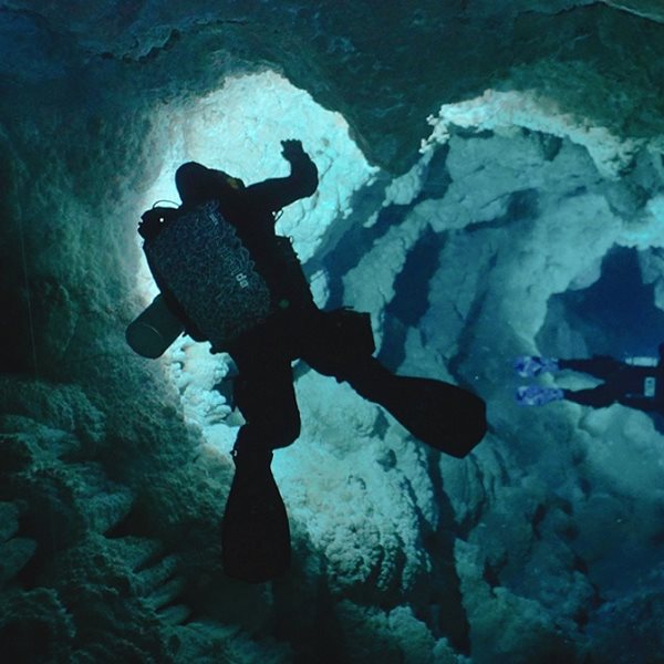 Underwonder, η νέα σειρά ντοκιμαντέρ της Cosmote TV 'βουτά' στα υποβρύχια σπήλαια της Ελλάδας