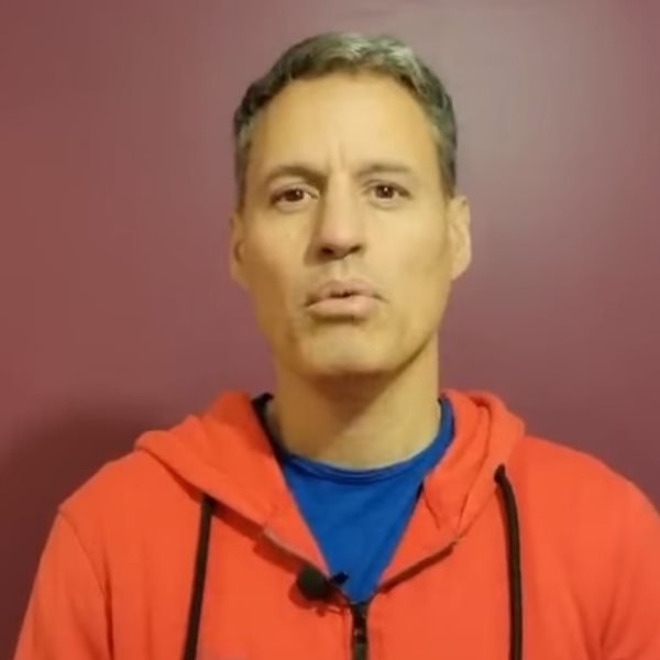 Ο Γρηγόρης Πετράκος λέει πως κάνει εμετό στη μούρη μας