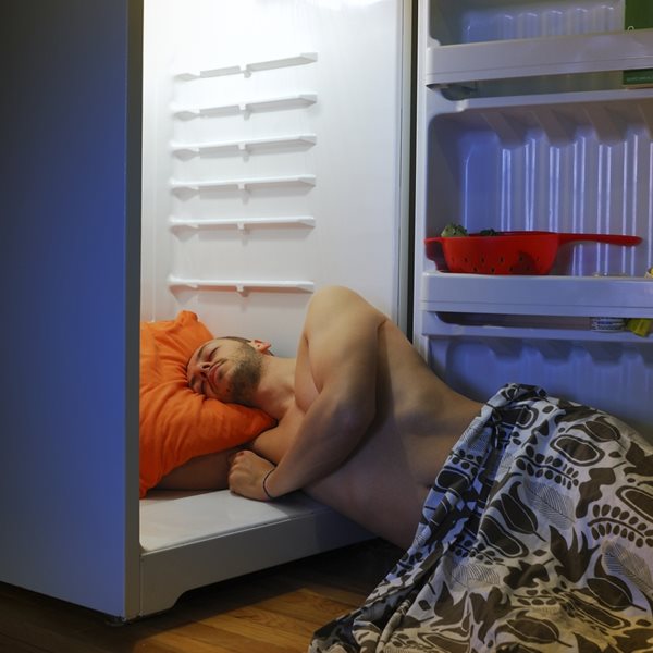 Τα μυστικά για να κοιμάσαι χωρίς να βασανίζεσαι από τη ζέστη