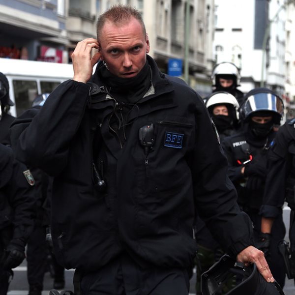 Γερμανός αστυνομικός γονατίζει στον λαιμό ανηλίκου κατά την προσαγωγή