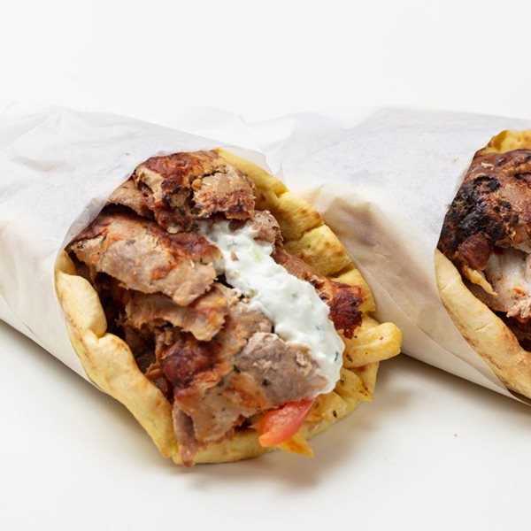 Γιατί πληρώνουμε πια τόσο ακριβά (και) το σουβλάκι