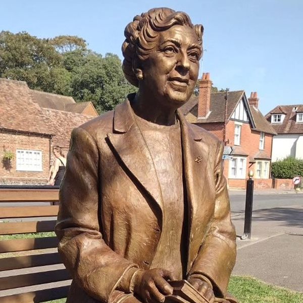 Άγαλμα της Agatha Christie στην πόλη, στην οποία έζησε για 42 χρόνια