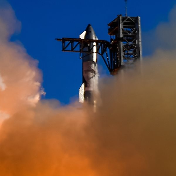 Χάος μετά την έκρηξη του πυραύλου του Elon Musk - Aεροπλάνα άλλαξαν πορεία για να αποφύγουν τα συντρίμμια (video)