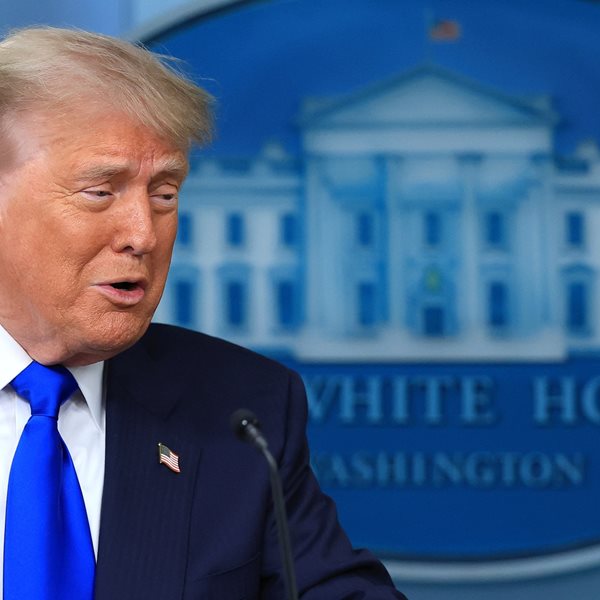 O Donald Trump 'ντύθηκε' Superman και είναι ό,τι πιο cringe είδαμε τελευταία