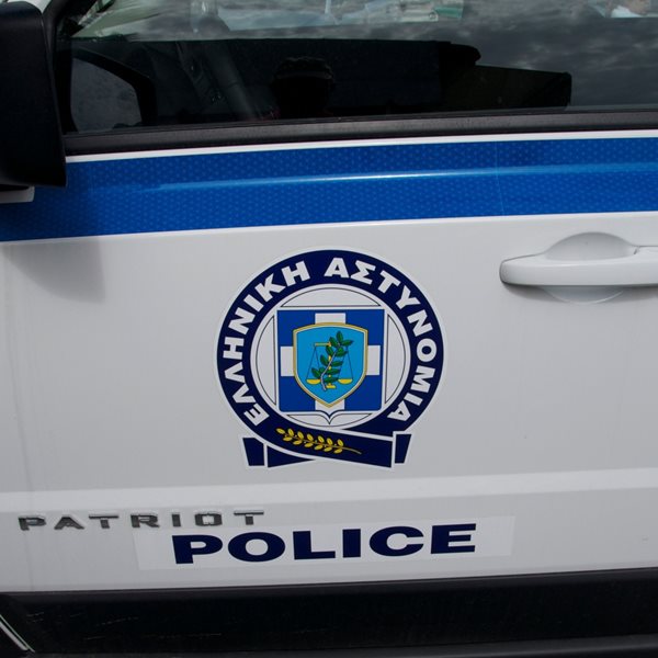 Επτά αστυνομικοί επέστρεψαν θετικοί στον κορονοϊό από την Τήνο