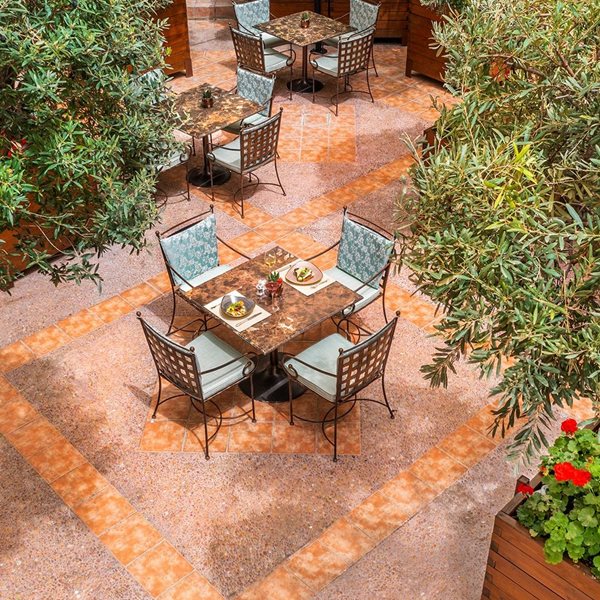 Ένας μυστικός κήπος στο αίθριο του Alexander’s Lounge