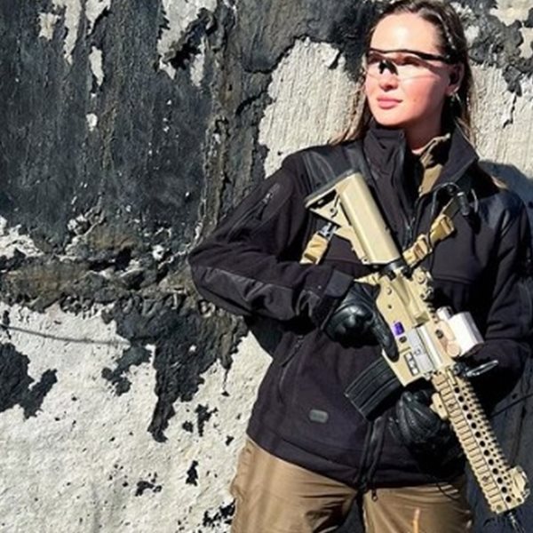 Anastasiia Lenna, η Μις Ουκρανία πήρε τ' 'οπλο της