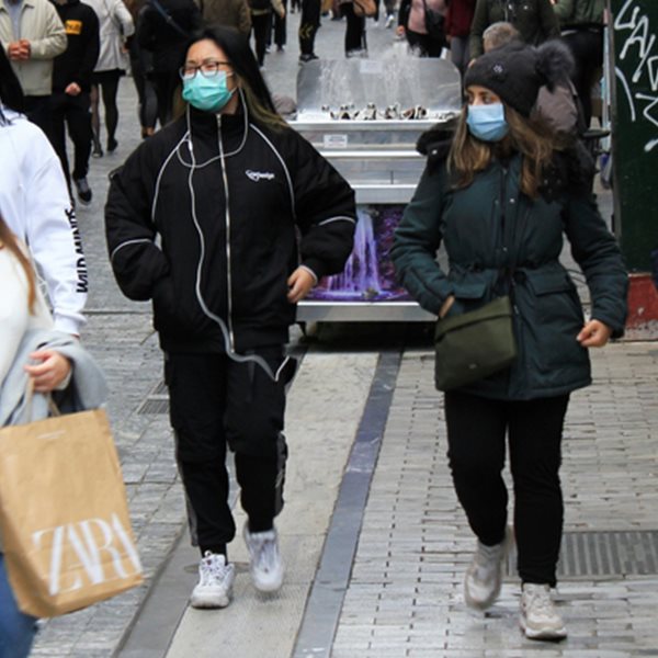 Κορονοϊός: Δεν πέφτουν κάτω από τους 700 οι διασωληνωμένοι