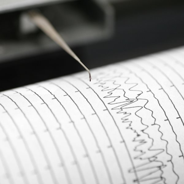 900 σεισμοί ανάγκασαν χιλιάδες Ισλανδούς να εγκαταλείψουν τα σπίτια τους