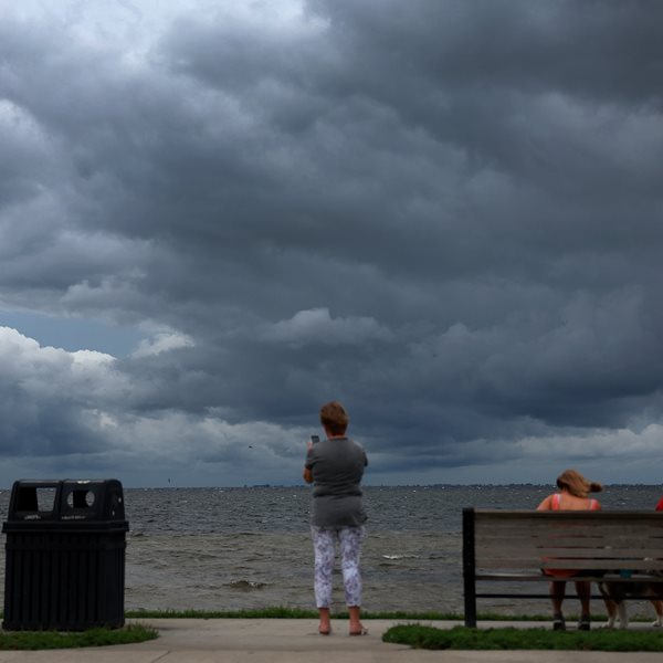 Παρακολουθώντας τον τυφώνα Ίαν στα social media