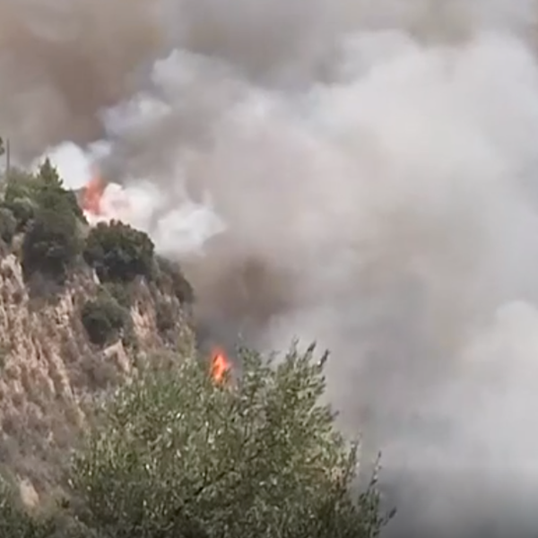 Αναζωπύρωση σε δύο μέτωπα στη Βαρυμπόμπη