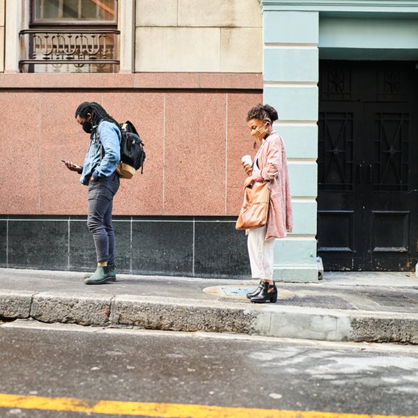 Γιατί δεν χαλαρώνουν τα μέτρα κατά του κορονοϊού στην Ελλάδα