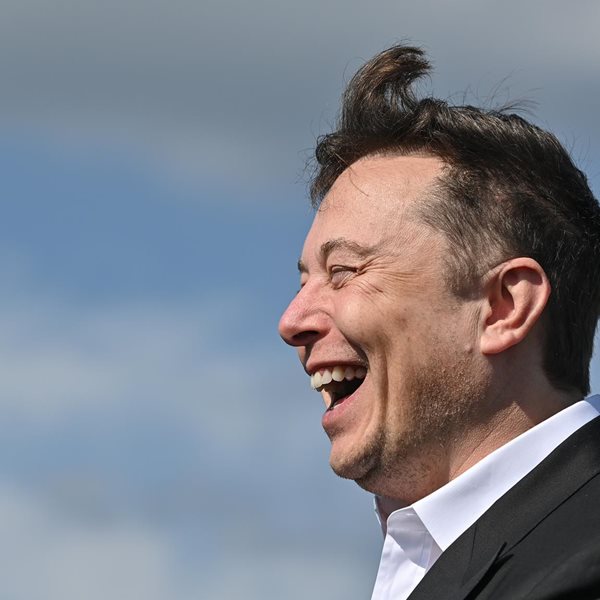 To beef δισεκατομμυρίων ανάμεσα σε Elon Musk και Jeff Bezos
