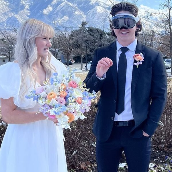 Ένας τύπος αποφάσισε να φορέσει το Apple Vision Pro στον γάμο του