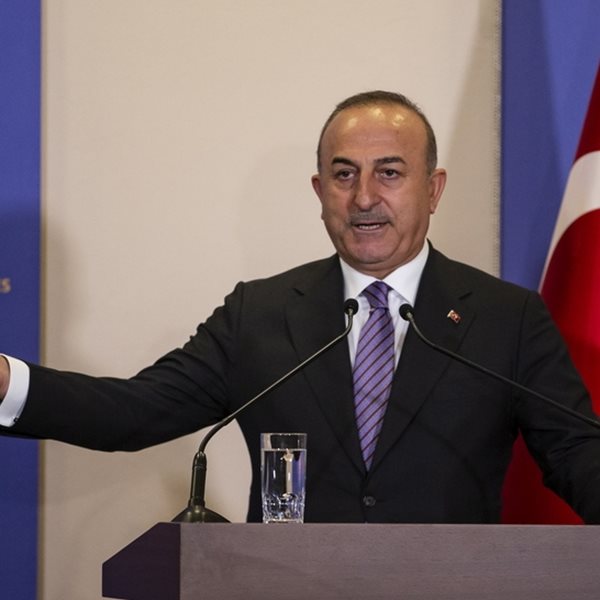 Αστείες δικαιολογίες Cavusoglu για το καψόνι στον Τζιτζικώστα