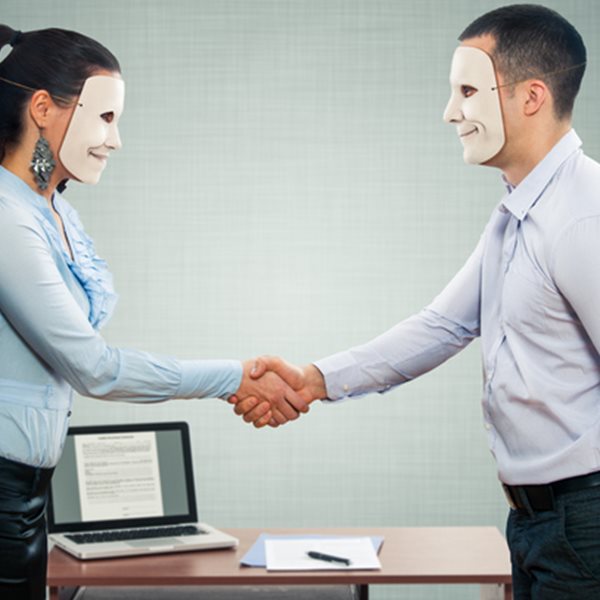 Η ζωή στο γραφείο και τα ψεύτικα τα λόγια, τα μεγάλα