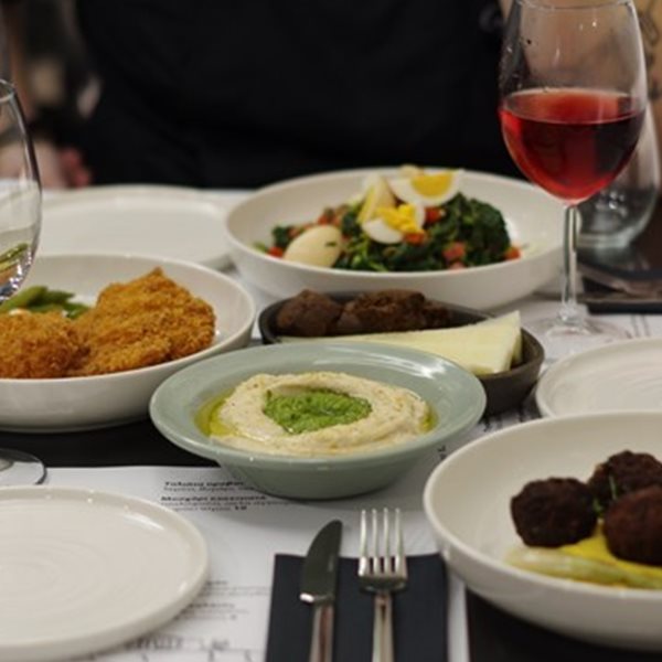 Στη Στοά Φιξ θα δοκιμάσεις τα πιο νόστιμα κεφτεδάκια της Αθήνας