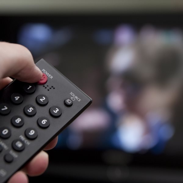 Να αφήνω την τηλεόραση στο stand-by ή να την βγάζω απ' την πρίζα;