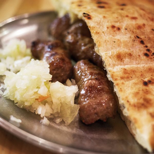 Πώς θα φτιάξεις το cevapcici, το κεμπάπ της Βοσνίας