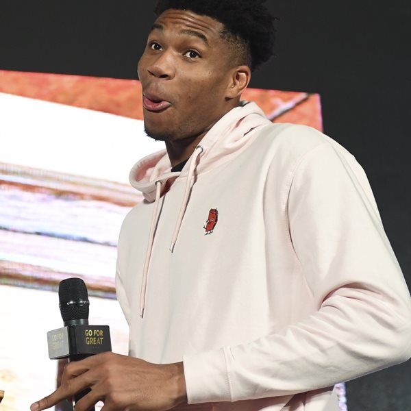 O Γιάννης Αντετοκούνμπο τρολάρει τα συμβόλαια στη Σαουδική Αραβία