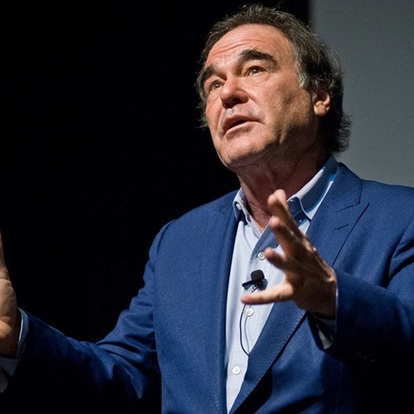 Ο Oliver Stone άλλαξε γνώμη για τη Barbie μέσα σε λίγες ώρες