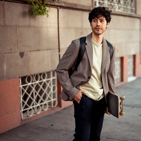 4 αμφιλεγόμενες τάσεις στην αντρική μόδα που ελπίζουμε να μην ξαναδούμε ποτέ