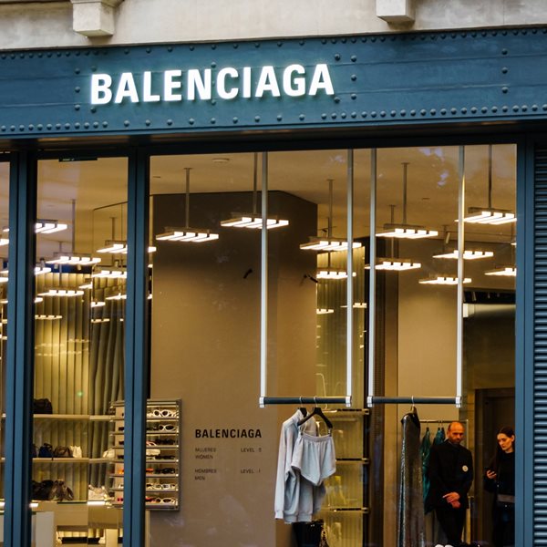 Η viral φούστα-πετσέτα της Balenciaga και το ανελέητο τρολάρισμα των ΙΚΕΑ