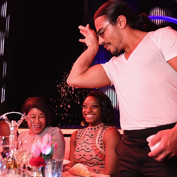 Γιατί όλοι έχουν ξενερώσει με τo εστιατόριo του Nusret στο Λονδίνο