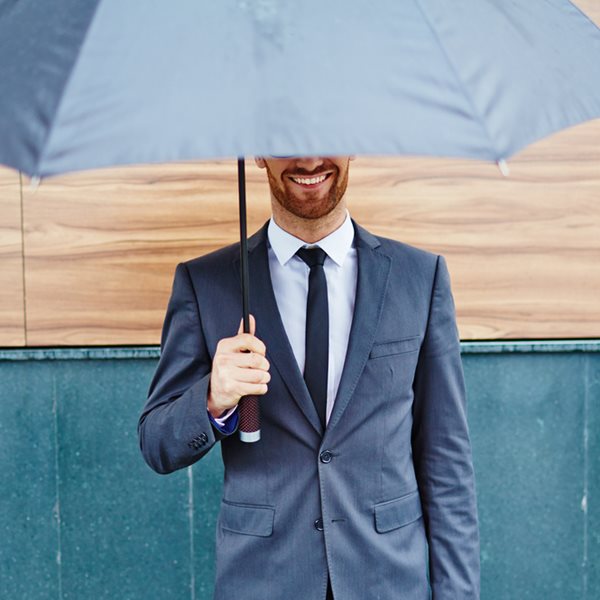 Τα κομμάτια που θα προστατέψουν το στυλ σου στη βροχή