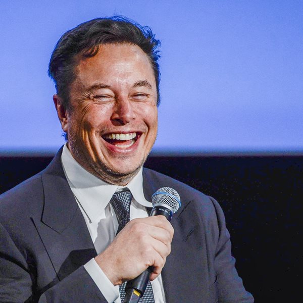 Έως και 1.000 ευρώ πωλείται το άρωμα του Elon Musk στο eBay