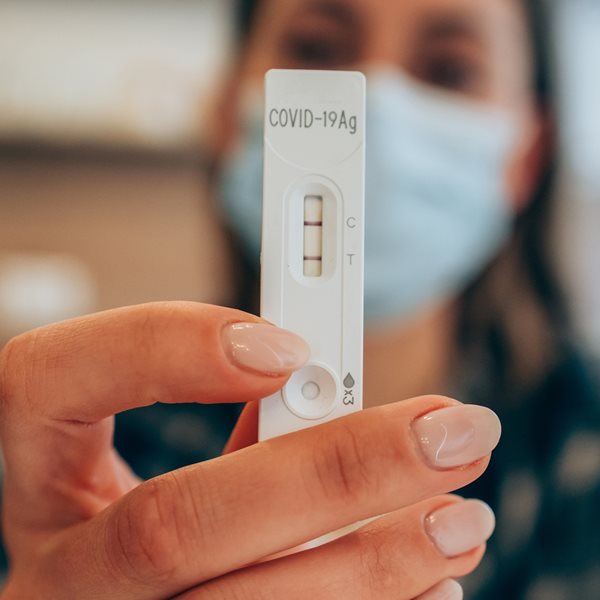 Κορονοϊός: Στο "κόκκινο" με 15.498 νέα κρούσματα