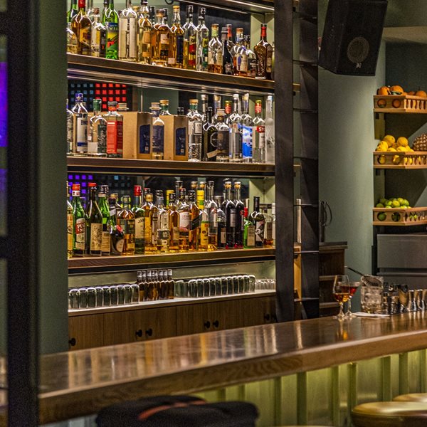 Το αθηναϊκό μπαρ που θα γούσταρε ο Charles Bukowski