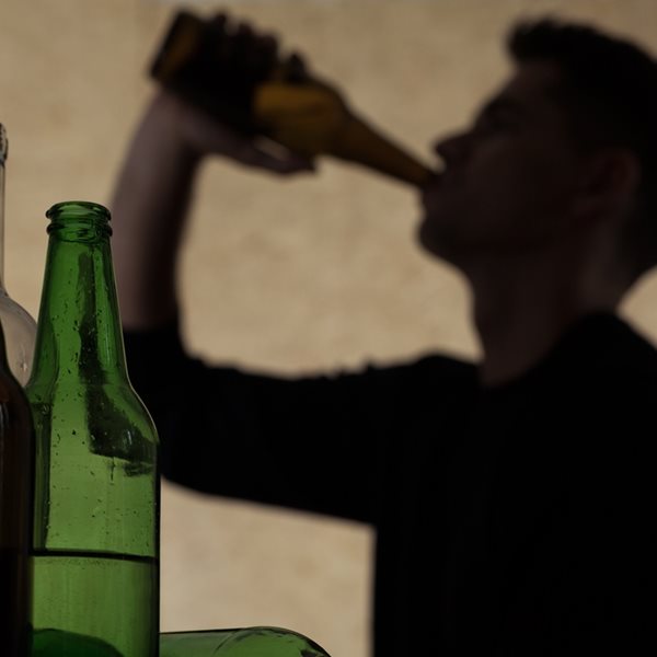 Έρχονται αυστηροί νόμοι για αλκοόλ σε ανηλίκους και κάπνισμα στους εξωτερικούς χώρους