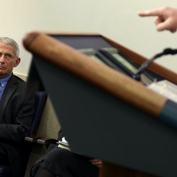 O Donald Trump απειλεί με απόλυση τον Anthony Fauci