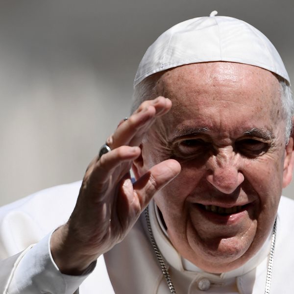 Ο Πάπας επιστρέφει τρία θραύσματα των Γλυπτών του Παρθενώνα