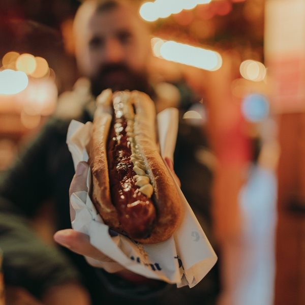 Να πώς φτιάχνεται το hot dog - και είναι πιο αηδιαστικό από ό,τι φαντάζεσαι
