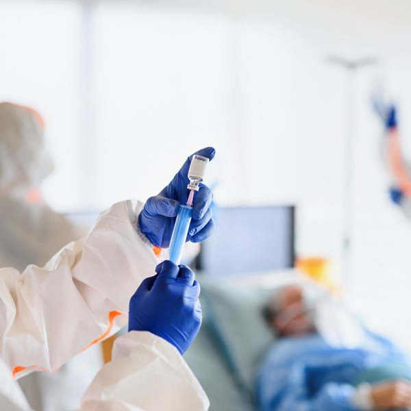 Γιατί ξαναβγαίνουν θετικοί όσοι αναρρώνουν από τον κορονοϊό