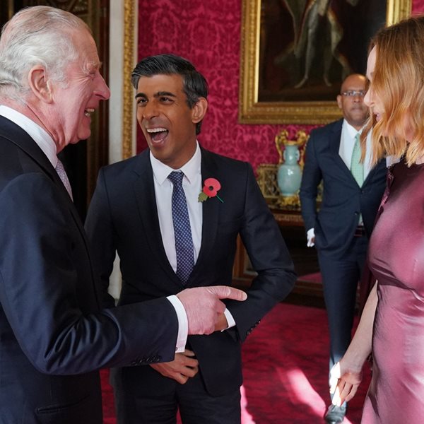 Το απρόοπτο φιλί στον Κάρολο έσπασε το πρωτόκολλο