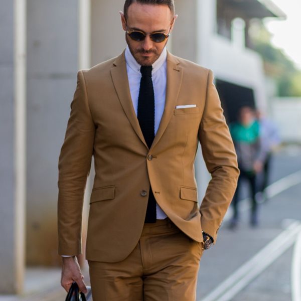 Η διαχρονική αξία της μονόχρωμης γραβάτας