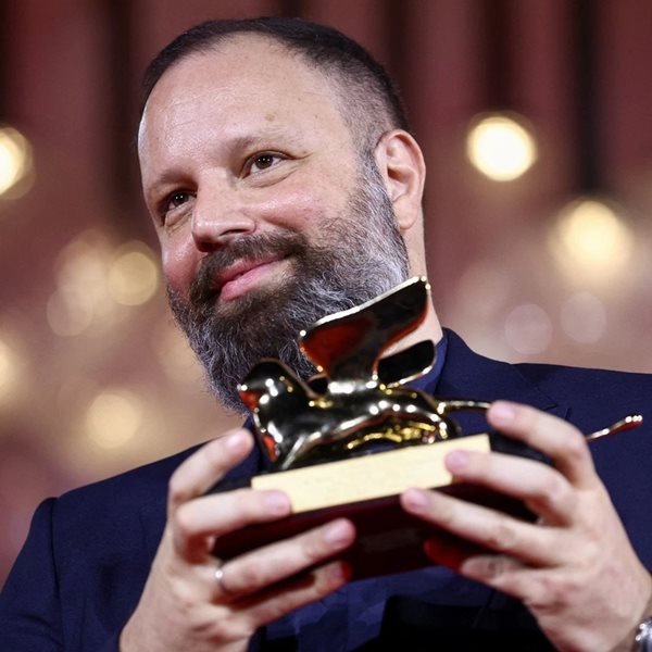 Ο Γιώργος Λάνθιμος βραβεύτηκε με Χρυσό Λέοντα για το 'Poor Things'