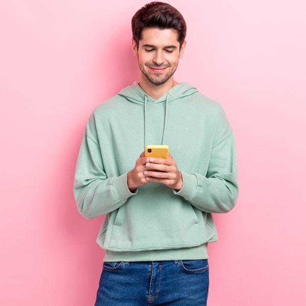 Πόσοι Έλληνες ενημερώνονται από το TikTok και το YouTube για την επικαιρότητα