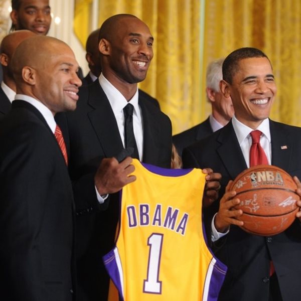 O Barack Obama γλυκοκοιτάζει το NBA