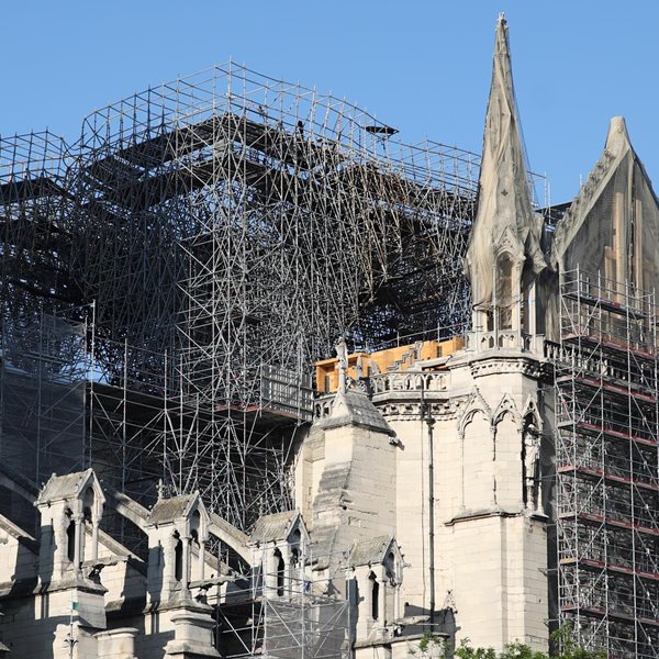 Η Παναγία των Παρισίων θα χτιστεί όπως ήταν πριν καεί