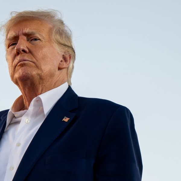 Σε άλλα νέα, ο Donald Trump βάλθηκε να σώσει τα ντόνατ