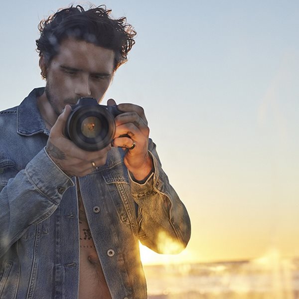 Ο Brooklyn Beckham μπροστά και πίσω από την κάμερα στη νέα καμπάνια της Pepe Jeans London