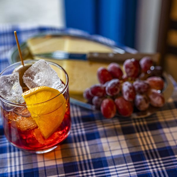 Γιατί ανοίγουν τόσα πολλά wine bars και spritzερίες στην Αθήνα