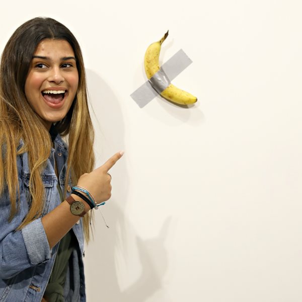 O καλλιτέχνης που έφαγε μία μπανάνα 120 χιλιάδων δολαρίων