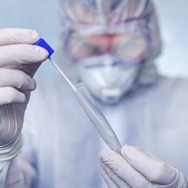 3 επιστήμονες προειδοποιούν για την έξαρση των κρουσμάτων κορονοϊού